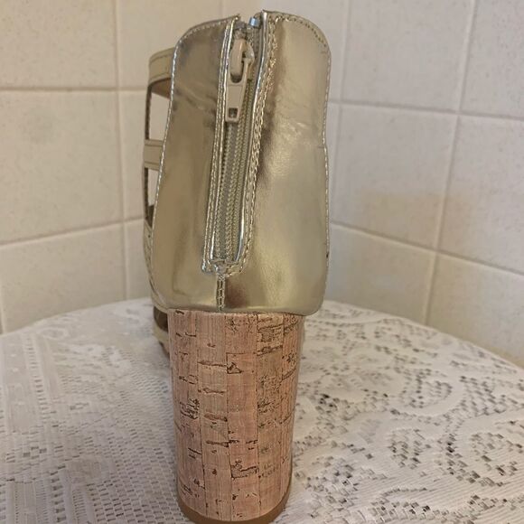 YOKI Brand Gold Gladiator Open Toe Back Zip Chunky Heel Sandals New in box - Picture 5 of 5